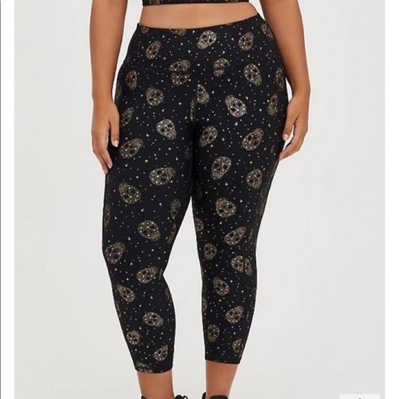 TORRID ACTIVE CROP LEGGING - PERFORMANCE CORE FOIL STAR & SKULL BLACK - Picture 8 of 8